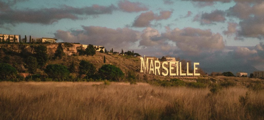 Panneau Marseille de la série Netflix.