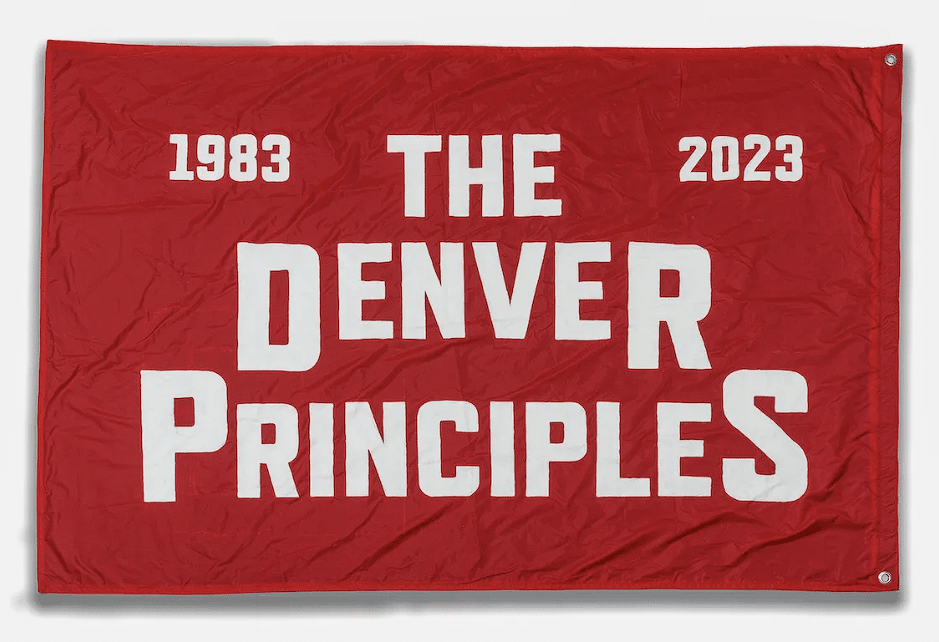 Drapeau commémoratif des principes de Denvers 1983-2023