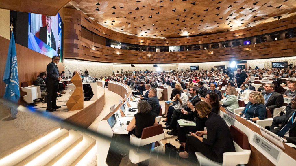 Le Directeur général de l’OMS, le Dr Tedros Adhanom Ghebreyesus, prononce le discours d’ouverture à la Soixante-Seizième Assemblée mondiale de la Santé au Palais des Nations à Genève (Suisse), le 21 mai 2023. © OMS/Pierre Albouy 